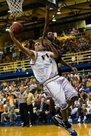 Libertad sum� su primer extranjero