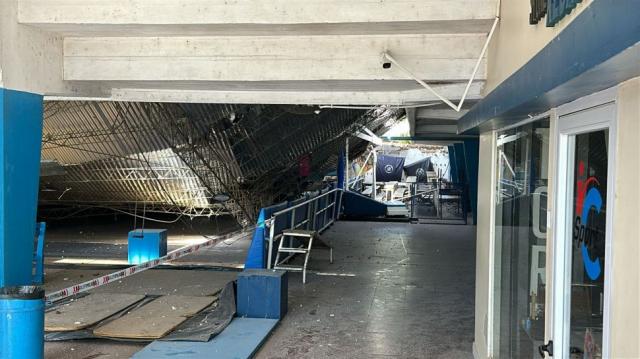 Impactante: Se cay� el techo del estadio de Regatas