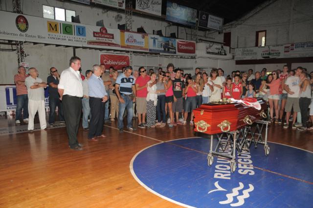 Emotiva despedida al Tucumano Gonz�lez en el club Tom�s de Rocamora