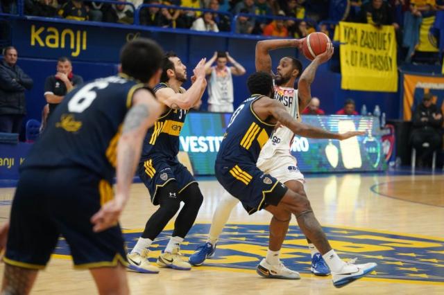 Boca dio el golpe para seguir vivo