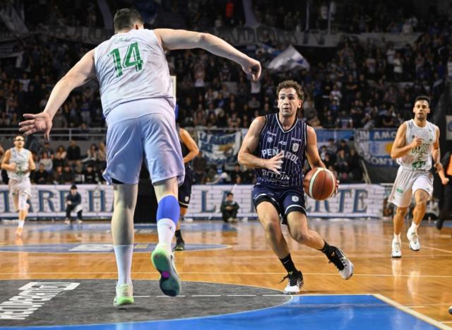 Pe�arol gan� una batalla y sigue vivo