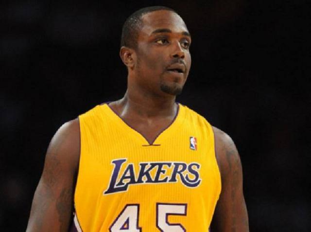 Echag�e contrat� a Derrick Caracter