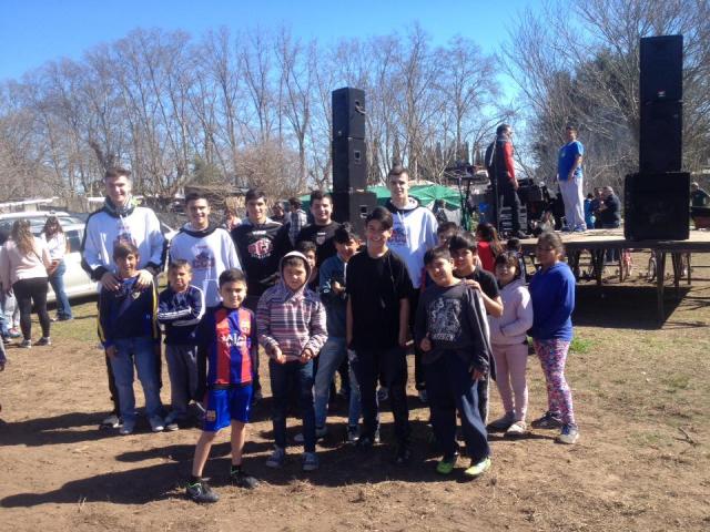 Ciclista festej� el d�a del ni�o visitando un comedor